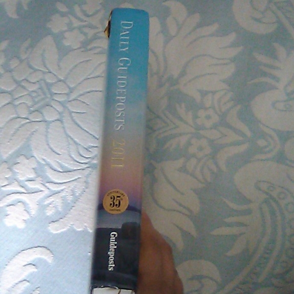 2011 Daily Guideposts book - Picture 2 of 4